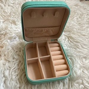 Portable travel jewelry storage